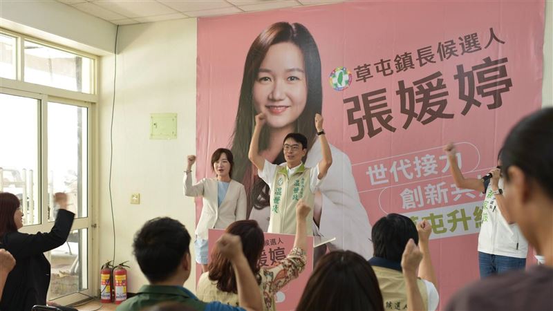 温世政力挺張媛婷返鄉參選草屯鎮長。(圖/翻攝自張媛婷臉書)
