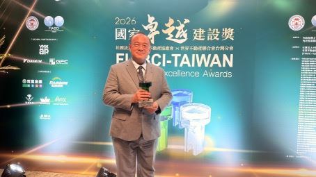 慈龍營造林威宏總經理領取榮獲2026國家卓越建設獎最佳施工品質類最高榮譽「卓越獎」。（圖／翻攝畫面）