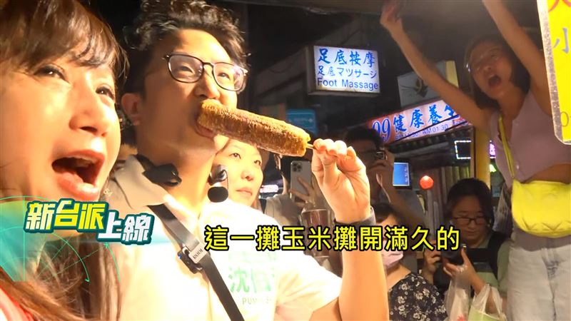 沈伯洋在許淑華陪同下逛饒河夜市拜票,邊走邊吃和民眾合照,一旁還有年輕妹妹跳舞、大唱《島嶼天光》,場面熱鬧。(圖/新台派上線)