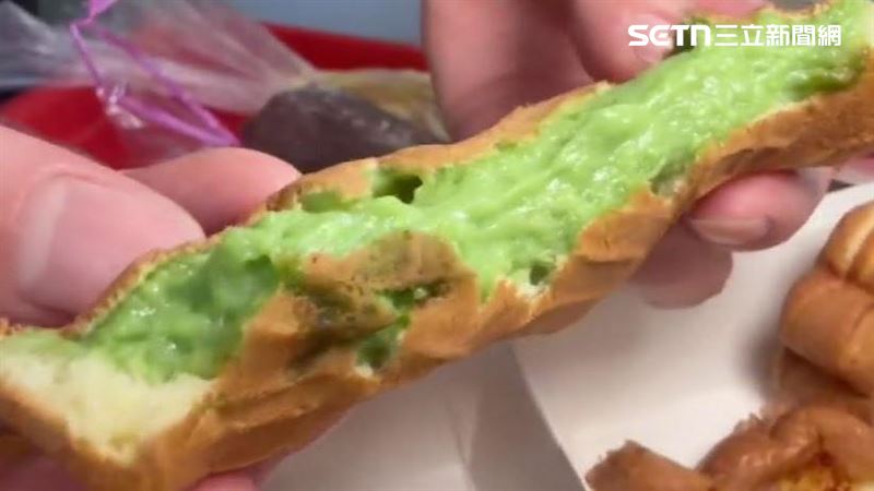濃郁的抹茶餡料從雞蛋糕流出來，讓人口水直流