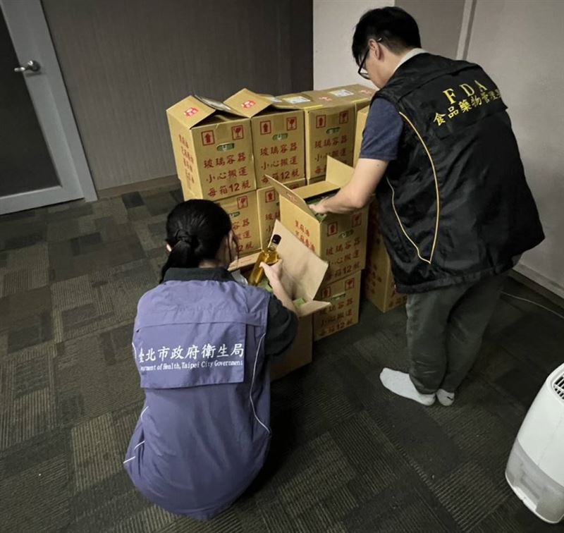 「百年堂冷壓黃金苦茶油」業者進貨300瓶,剩餘216瓶已責令預防性下架且不得販售。(圖/北市衛生局提供)