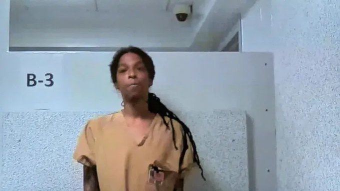 為女兒開槍教訓性侵狼的馬利克,事後遭警方依加重傷害罪嫌逮捕送辦。(圖/翻攝自X平台 @CollinRugg)