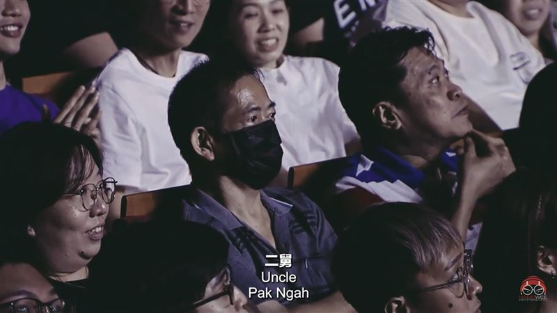前陣子黃明志在新加坡舉辦演唱會時,二舅也安靜地坐在觀眾席。。(圖/翻攝自黃明志YouTube)
