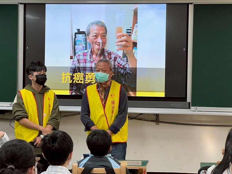 口腔癌病友維國大哥現身校園宣導,以親身經歷呼籲年輕人拒絕菸、酒、檳榔。(圖/陽光基金會提供)