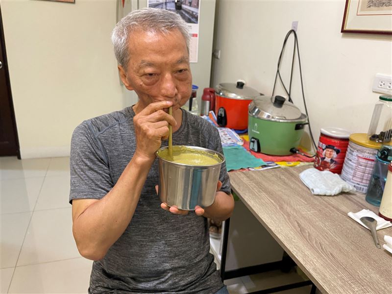 口腔癌病友維國大哥僅能靠流質攝取營養。(圖/陽光基金會提供)