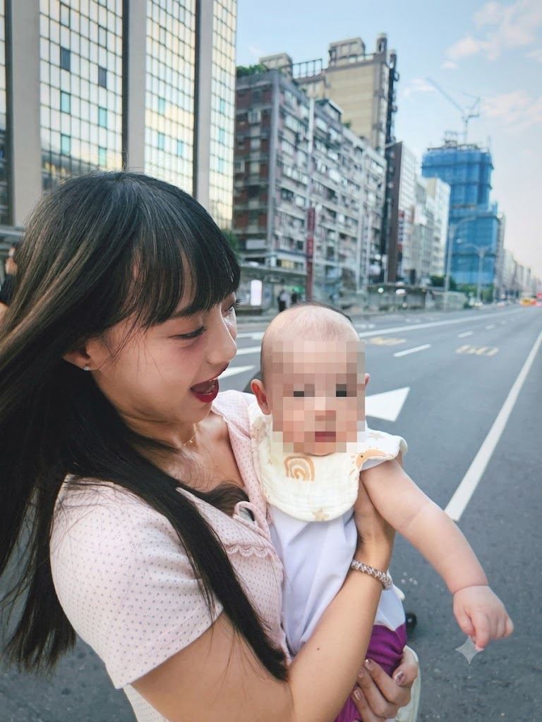 陳詩媛在大馬路上抱著兒子的母子合照。(圖/翻攝自陳詩媛臉書)
