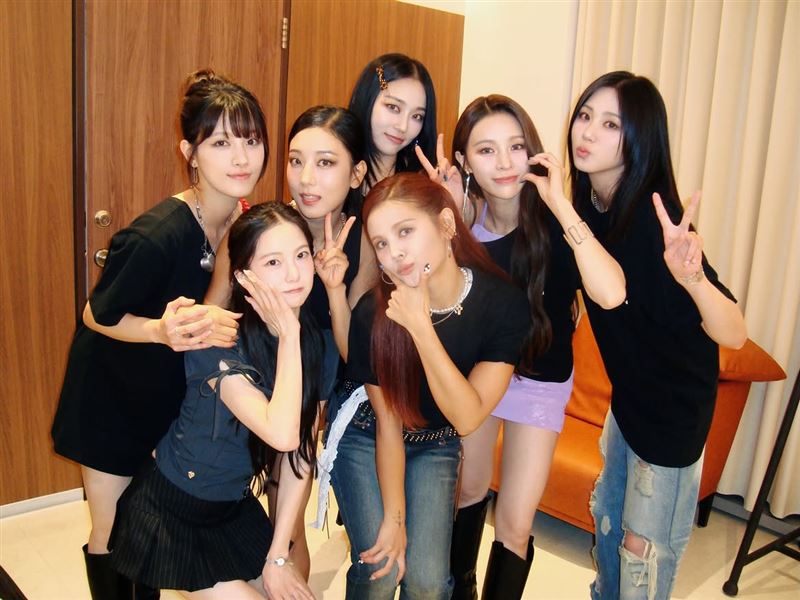 CLC最終完整體進入倒數。(圖/翻攝自IG @chongtingyanelkie)