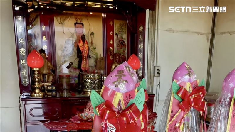 臨時搭建的鐵皮屋神壇首度曝光,3尊駐駕神像一字排開,分別為土地公、關公、地藏王,威風凜凜,供桌上擺滿祝賀壽塔。(圖/翻攝畫面)