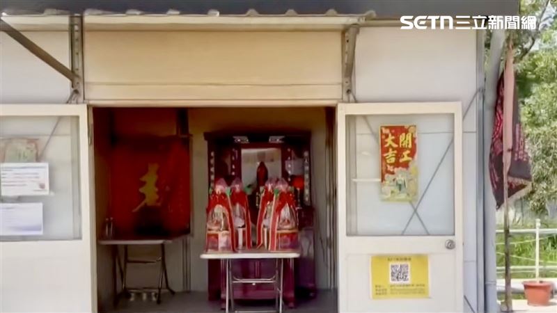 如火如荼興建中的台積電先進封裝廠,赫見一間鐵皮屋格外顯眼,裡頭供奉3尊神像。(圖/翻攝畫面)
