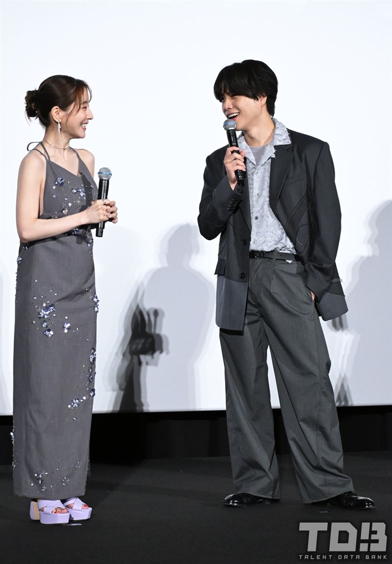田中美奈實(左)在電影記者見面會上笑意滿滿。(圖/翻攝自X平台 @TDS)