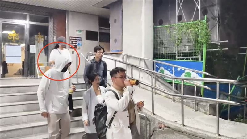 張原以證人身分配合調查,經檢方訊問後當庭轉為被告。(圖/翻攝畫面)