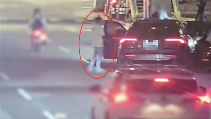 駕駛瑪莎拉蒂的男子於肇事後下車看了一眼,而後直接開車離開現場。(圖/翻攝畫面)