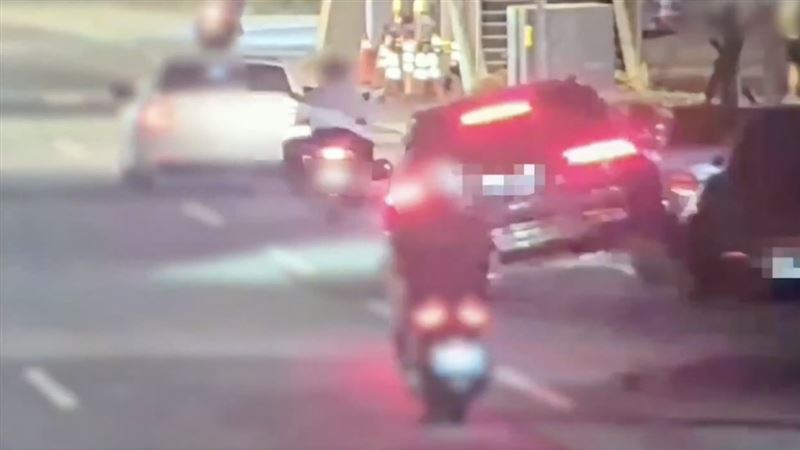 一輛瑪莎拉蒂擦撞停放路邊的兩輛小客車,另疑似遺落「喪屍煙彈」電子煙。(圖/翻攝畫面)