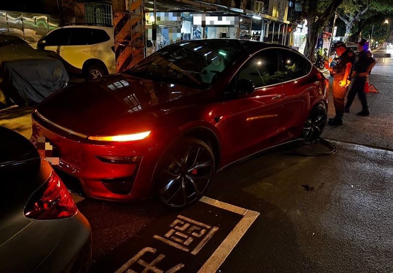 停放在路邊的賓士和特斯拉遭撞。(圖/翻攝畫面)