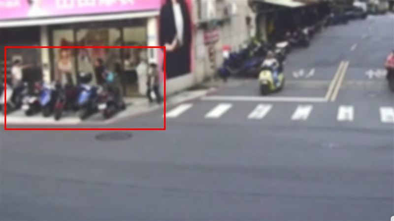 劉男拿出摺疊刀恐嚇。(圖/翻攝畫面)