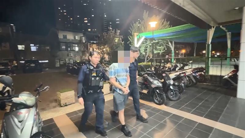 警方將劉男帶回派出所。(圖/翻攝畫面)