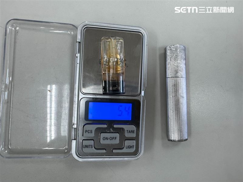 警方從車上搜出一支電子煙及一包疑似製作喪屍煙彈的原料依托咪酯酸。(圖/翻攝畫面)