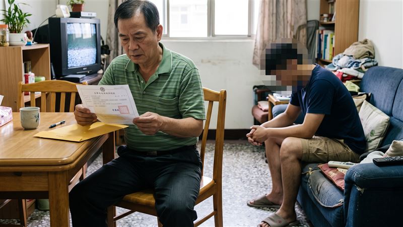 父親代替兒子簽收教育召集令,須參加14天教育召集,但兒子卻未在教召當天報到被依法送辦。(示意圖/AI製圖)