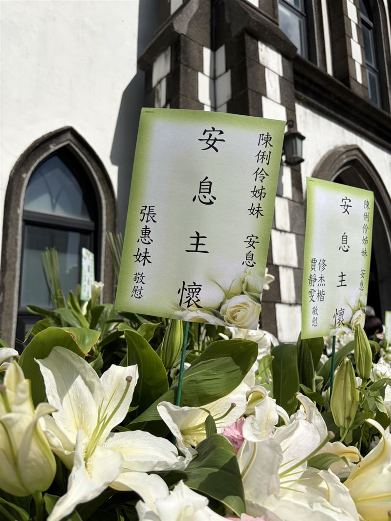 眾多藝人送上花籃致哀。(圖/記者田俊彥攝影)