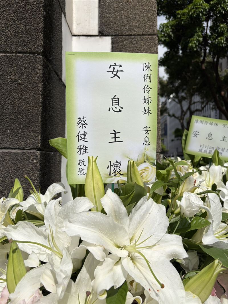 眾多藝人送上花籃致哀。(圖/記者田俊彥攝影)
