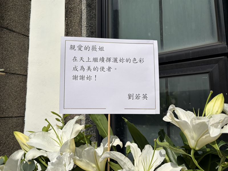 眾多藝人送上花籃致哀。(圖/記者田俊彥攝影)