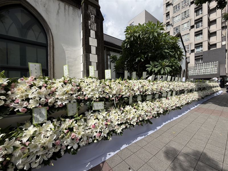 陳聆薇告別式會場白色花海圍繞。(圖/記者田俊彥攝影)