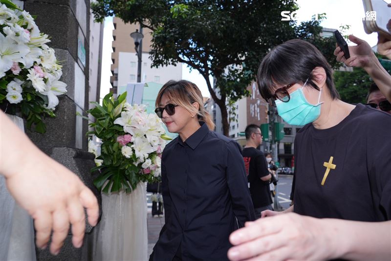 孫燕姿現身告別式。(圖/記者田俊彥攝影)