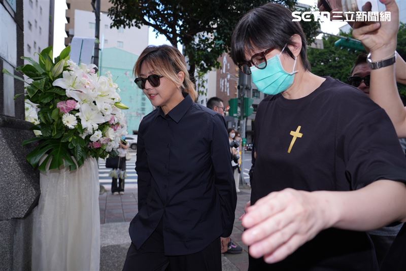 孫燕姿現身告別式。(圖/記者田俊彥攝影)
