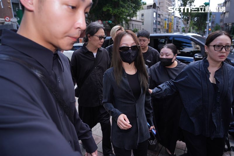 張韶涵現身告別式。(圖/記者田俊彥攝影)
