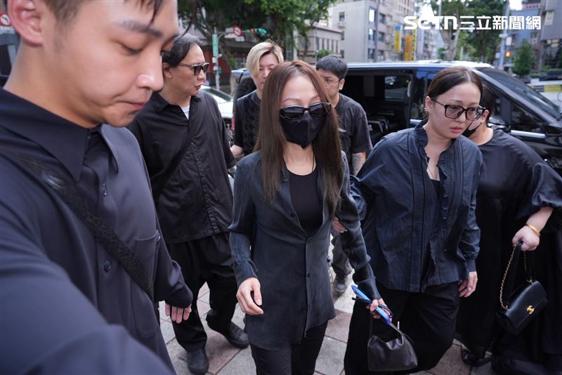張韶涵現身告別式。(圖/記者田俊彥攝影)