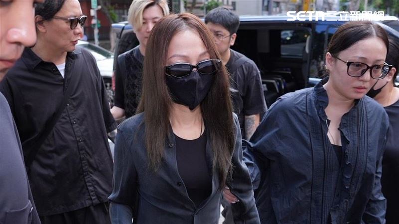 張韶涵現身告別式。(圖/記者田俊彥攝影)