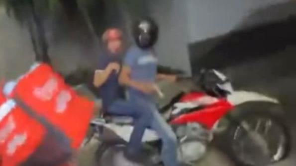 墨西哥知名網紅塞薩爾在街頭直播時,遭2名槍手近距離射殺。(圖/翻攝自X平台)