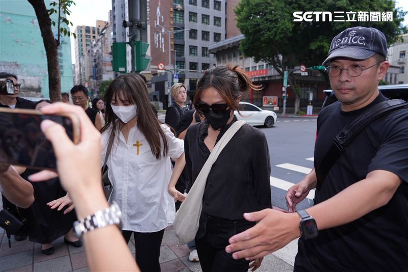 蔡健雅現身告別式。(圖/記者田俊彥攝影)