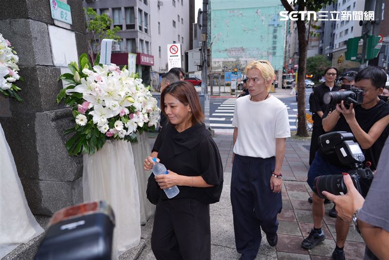 江美琪現身告別式。(圖/記者田俊彥攝影)