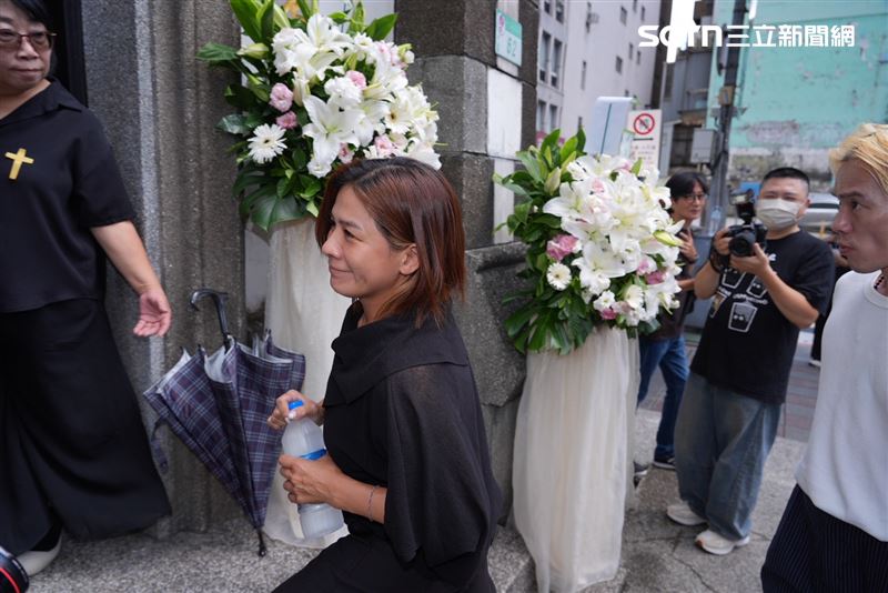 江美琪現身告別式。(圖/記者田俊彥攝影)
