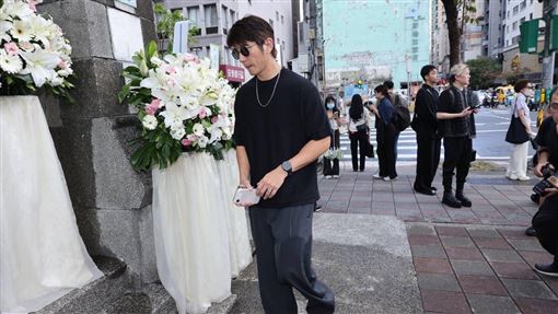 修杰楷閃兵認罪首露面　現身化妝師告別式
