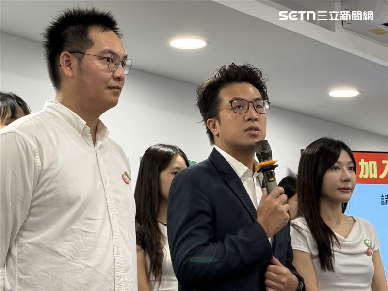 民進黨台北市長參選人沈伯洋與北市黨部主委吳沛憶共同舉行「台北市黨部監票人員招募記者會」(圖/記者劉秀敏攝影)