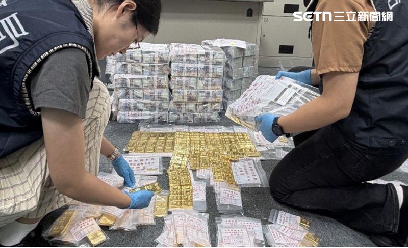 彰化律師公會理事長與同夥大發疫情災難財,將所有不法所得購買黃金,檢警在搜查後清點畫面,多到令人感到震撼。(圖/中檢提供)