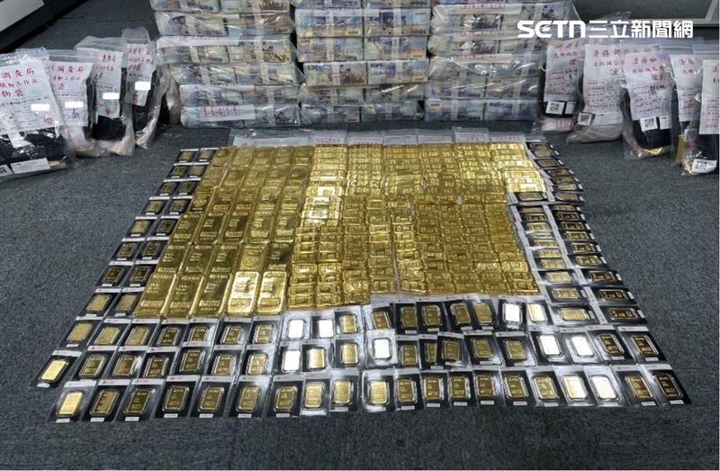 彰化律師公會前理事長陳彩瑄與男子李世儒等人,向慈濟基金會謊稱擁有 BNT 疫苗採購管道,藉此詐取高達 3,000 萬美元(折合新台幣約 10 億 6,000 萬元)的委任報酬。在購買大量黃金試圖製造斷點,檢警在辦公室內搜出大量黃金跟新台幣,畫面相當震撼。(圖/中檢提供)