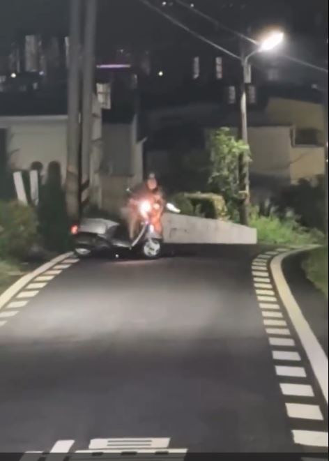 騎士無預警遭小水鹿撞擊,差點摔車。(圖/翻攝自Threads @lacuo_btttt)