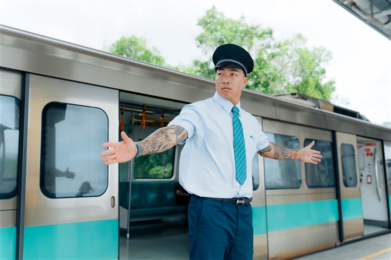 「鐵道員」郭泓志帥氣登場。(圖/好看娛樂提供)