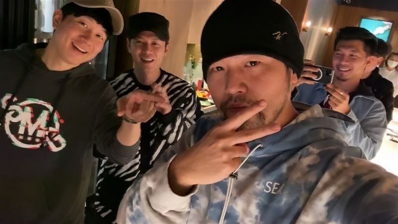 周杰倫御用魔術師陳冠霖(左二)生日,還邀請林俊傑、余文樂、還有主人蕭敬騰等為他慶生就是在「渡邉」。(圖/翻攝自IG @klmagic)