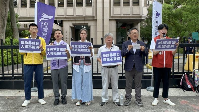 台灣基進今(6)日偕同白色恐怖政治受難者呂昱、無黨籍花蓮縣議員參選人陳財能、小民參政歐巴桑聯盟、台灣綠黨及時代力量要求內政部立即專案調查、公開密錄器、追究行政責任,並撤換花蓮縣警察局長范織坤。(圖/台灣基進提供)