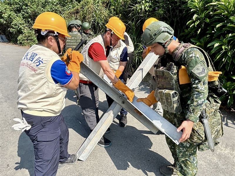宜蘭縣後備指揮部5日動員轄屬後備輔導幹部,協力蘭陽地區指揮部實施聯外道路阻絕設置作業(圖/後備指揮部提供)