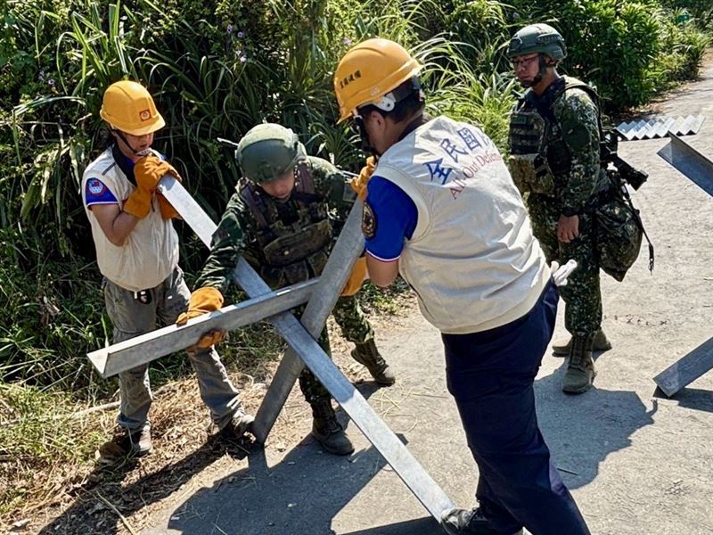 宜蘭縣後備指揮部5日動員轄屬後備輔導幹部,協力蘭陽地區指揮部實施聯外道路阻絕設置作業(圖/後備指揮部提供)