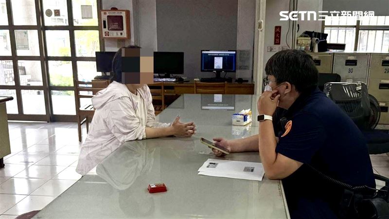 黃女被粉紅泡泡圍繞喜滋滋,但殘存的一絲理智幫她踩了煞車,決定先向員警諮詢。(圖/翻攝畫面)