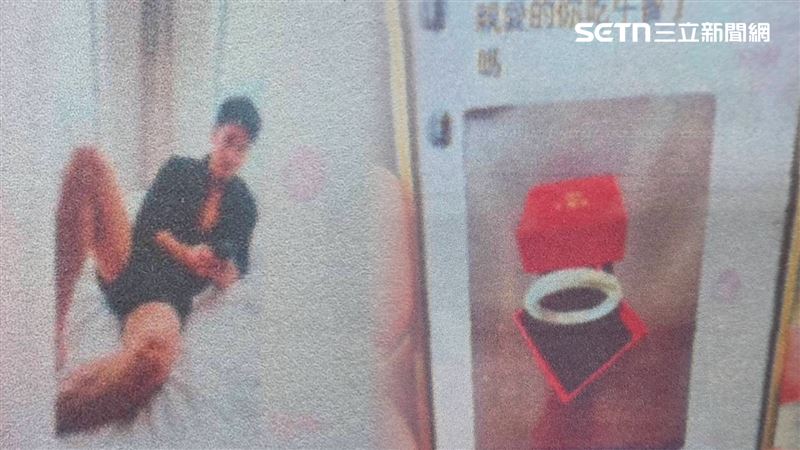 假情人在社團內頂著俊俏大頭貼,躺在床上,衣襟半開,胸肌若隱若現,拍攝角度引人遐想。(圖/翻攝畫面)