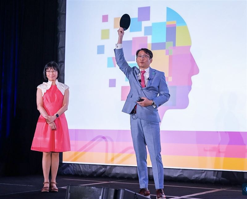 NEO Semiconductor 創辦人許富菖(右)在FMS2026主題演講中,展示研發成功的全球首創3D DRAM POC晶片。 (圖/智榮基金會提供)