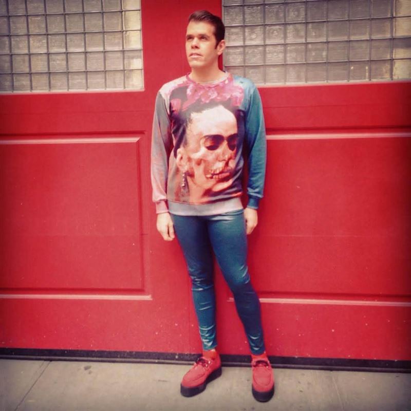 美國知名部落客Perez Hilton(希爾頓)驚傳直播時自殘送醫。(圖/翻攝自臉書)
