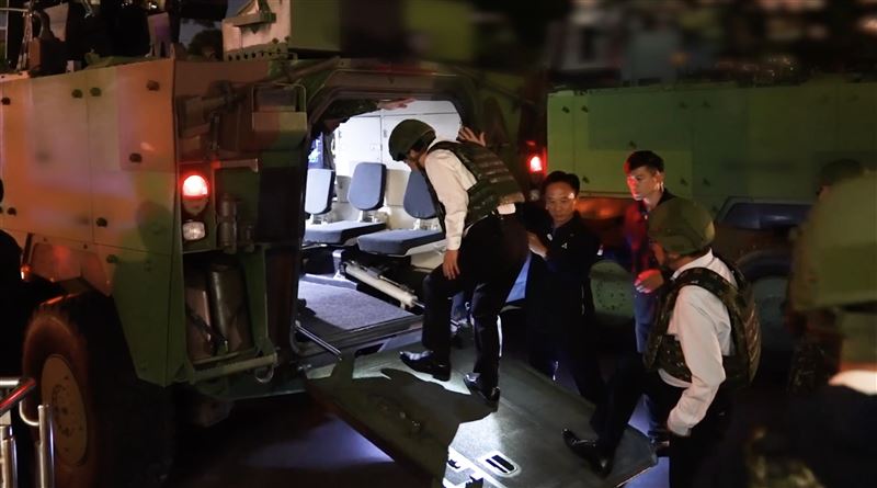 總統賴清德穿著背心、戴上頭盔登上雲豹甲車撤離(圖/總統府提供)